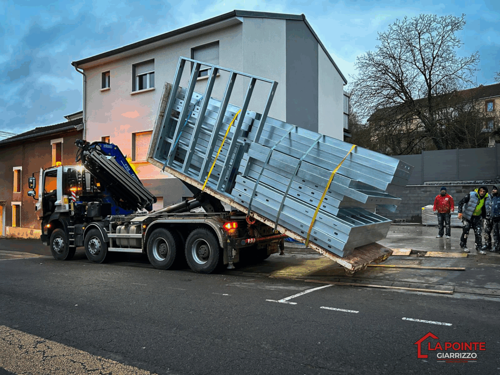 Livraison de panneaux de maison à structure métallique par grue