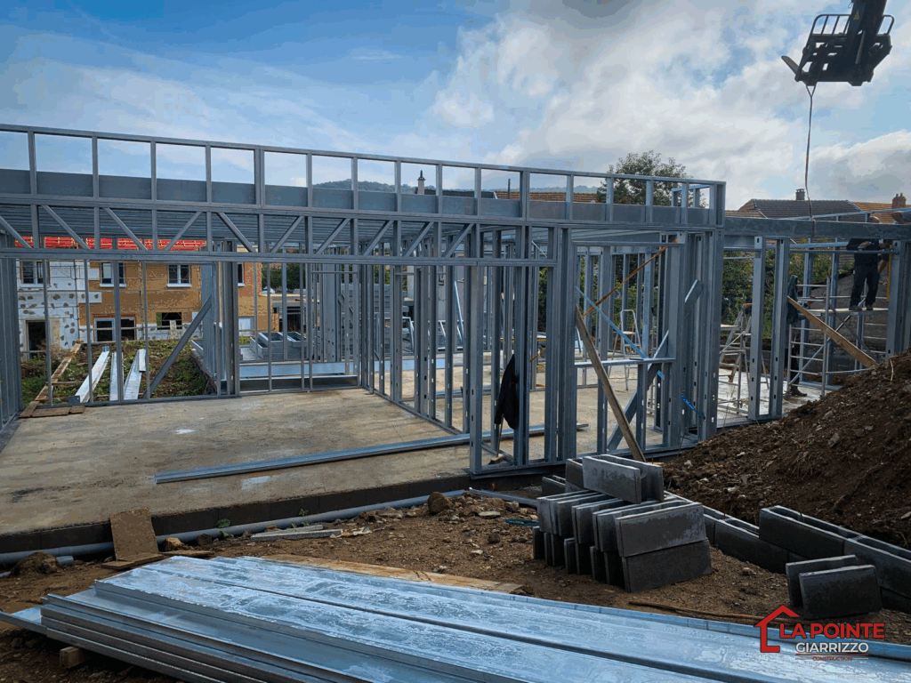 Structure métallique complète d'une maison avec étage