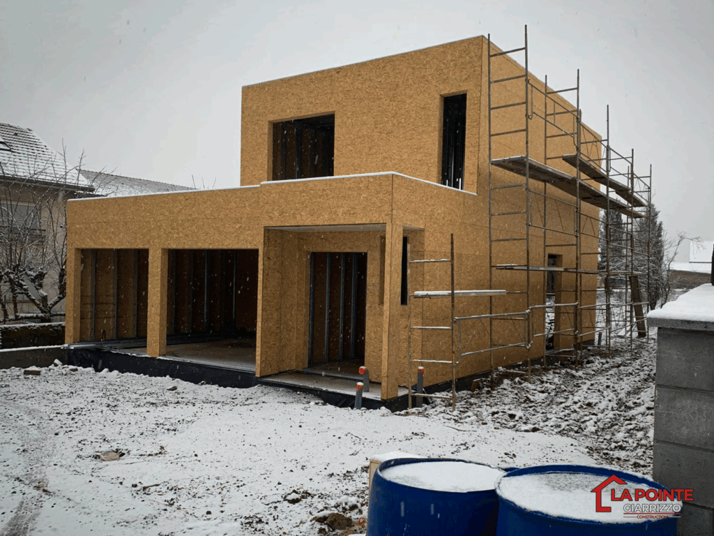 Maison individuelle en construction avec platelage OSB sous la neige