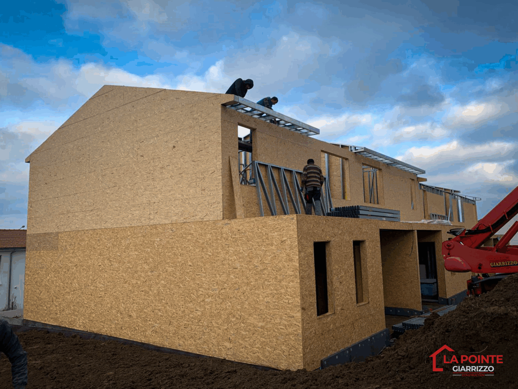 Équipe de constructeurs travaillant sur la toiture d'une maison