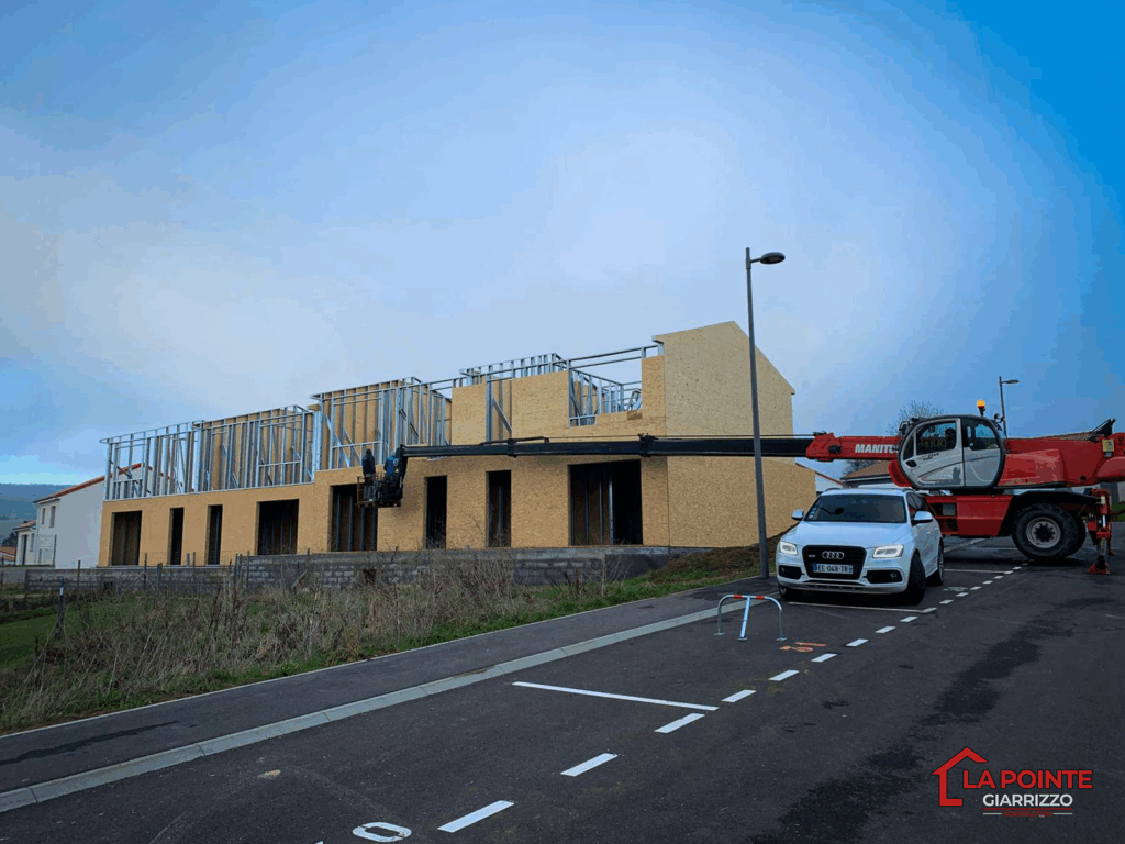 Construction d'un long bâtiment résidentiel avec engin