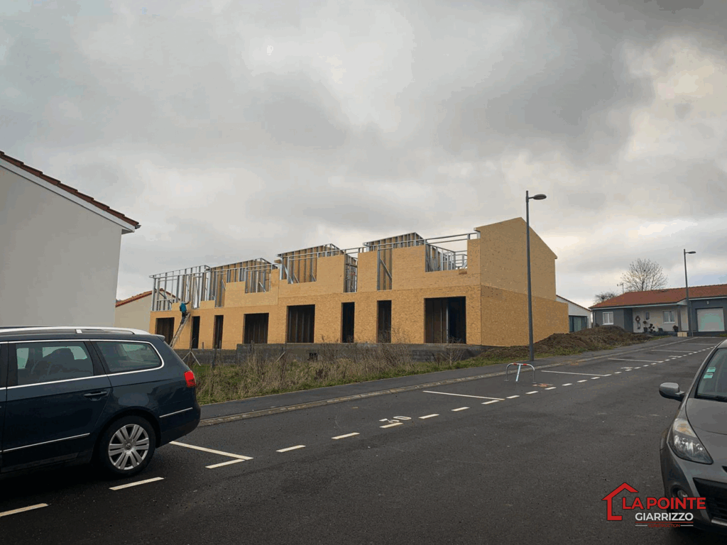 Vue large de maisons individuelles en construction (OSB)