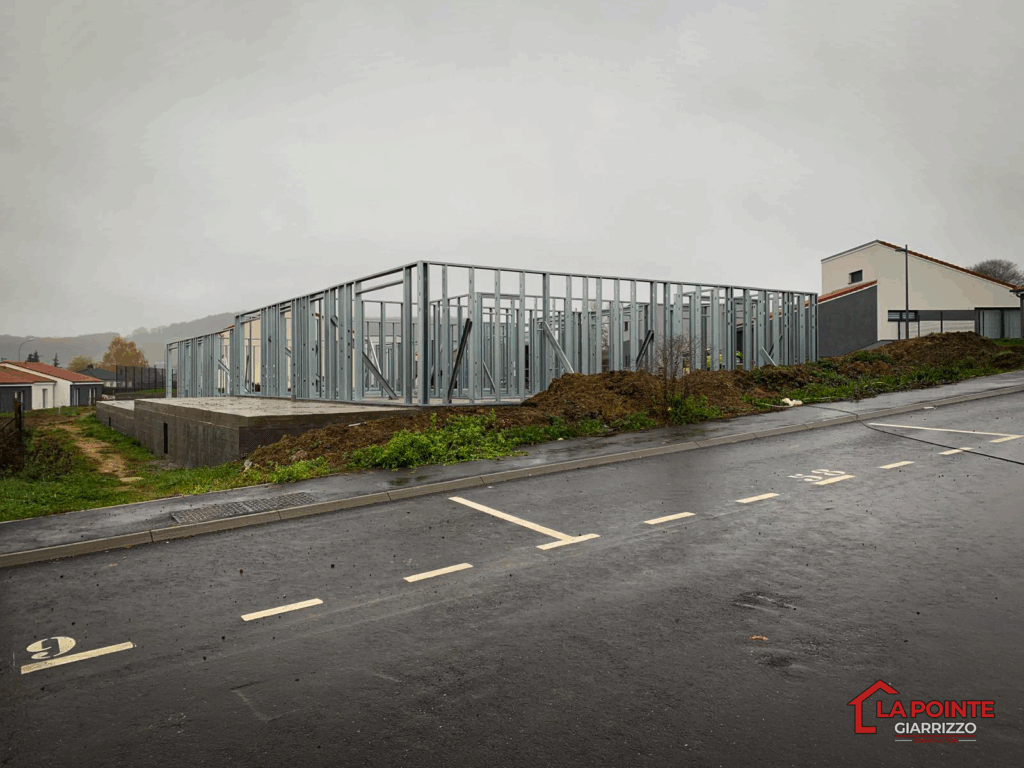 Construction de maison de plain-pied en structure métallique sur rue