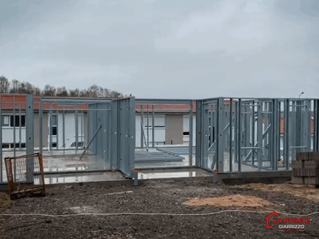 Structure métallique de maison individuelle en début de montage