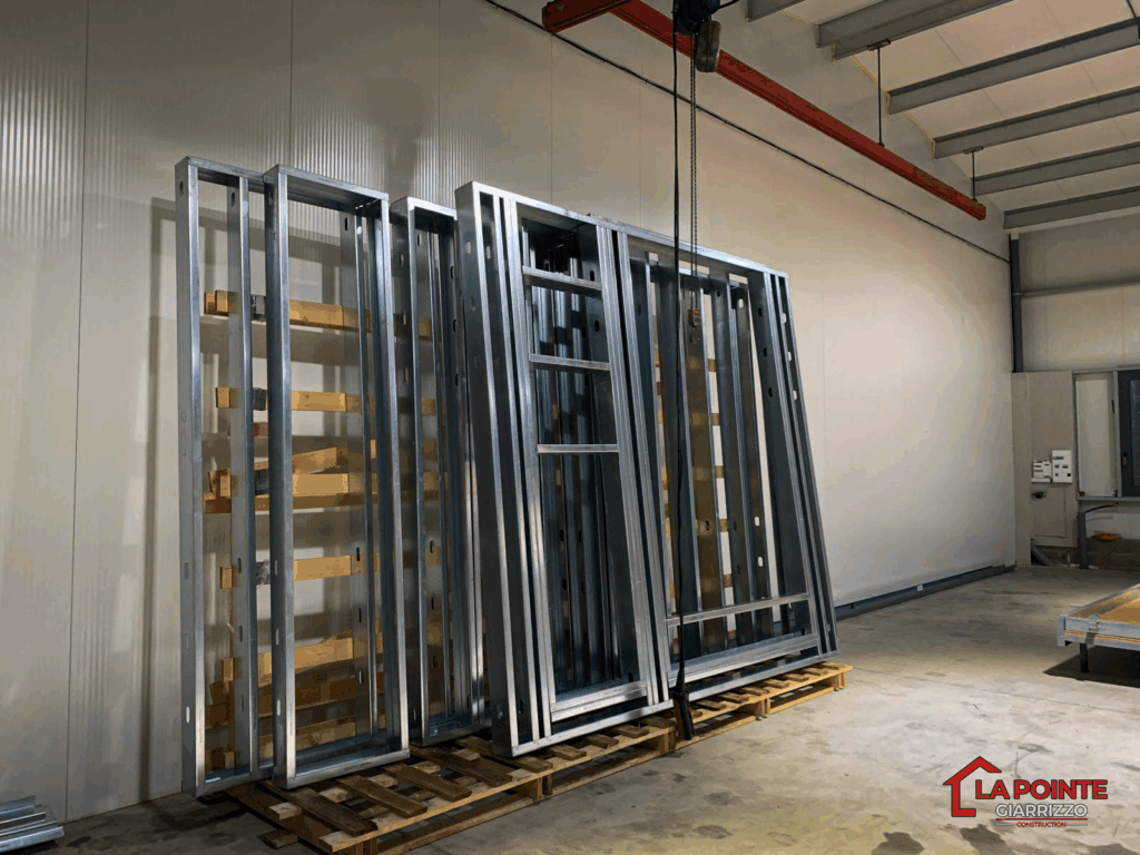 Cadres de maison à structure métallique prêts sur palette