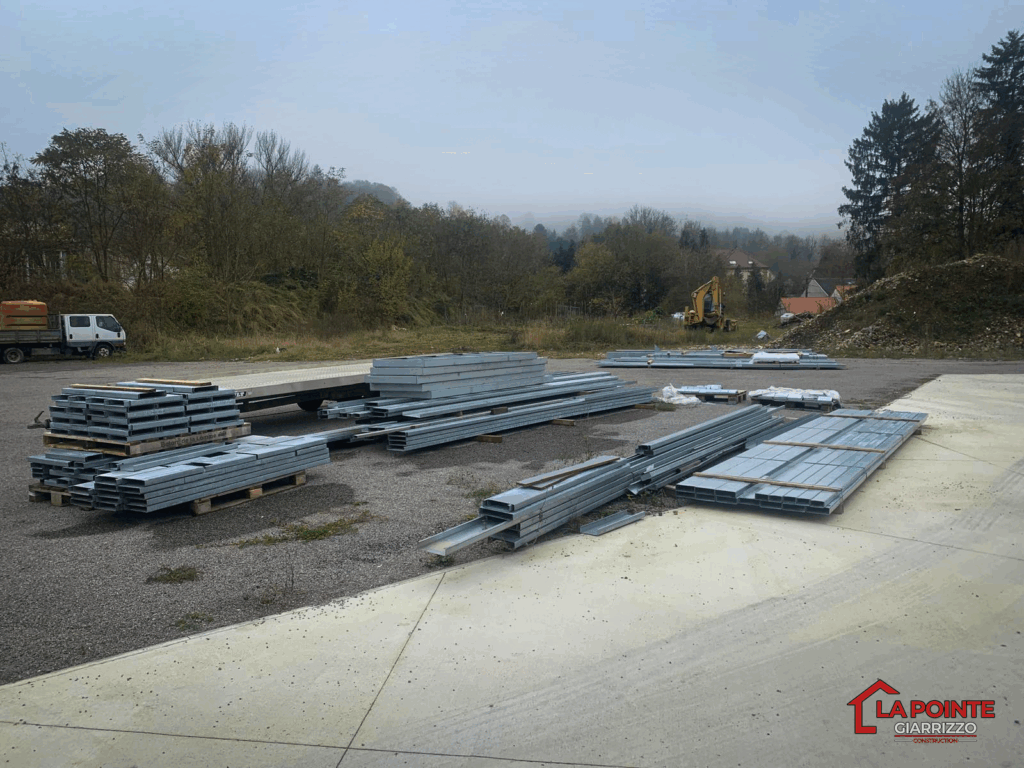 Palettes de matériaux de construction métallique sur le terrain