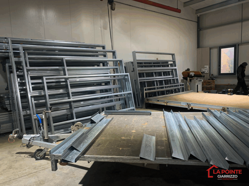 Pièces de structure métallique empilées et prêtes à être montées