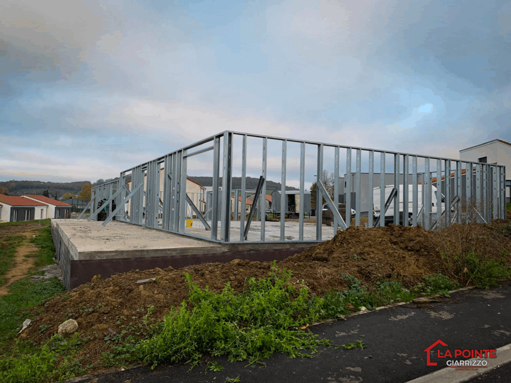 Chantier de construction d'une maison individuelle en acier