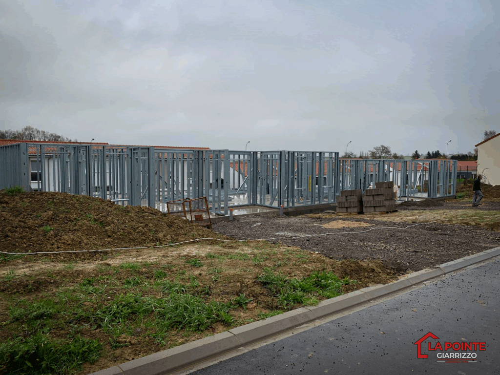 Chantier de construction d'une maison individuelle en acier